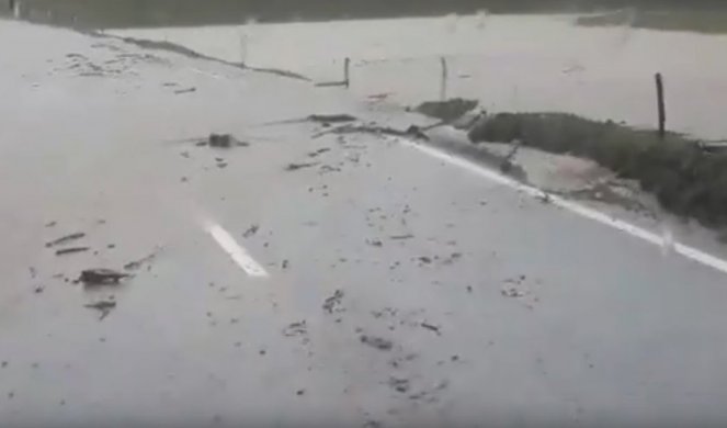 (VIDEO) NEZAPAMĆENO NEVREME U CRNOJ GORI! Bujice nose sve pred sobom, poplavljeni putevi i mostovi, kruzer zbog talasa nije ušao u Kotorski zaliv!