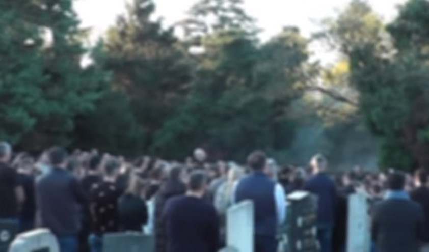 (VIDEO) POTRESNO! Pojavio se snimak Kićine sahrane, ispraćen uz crne dimove i pesmu navijača Partizana!