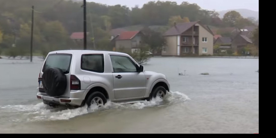 SLAVONIJA SE BORI S POPLAVAMA! Pod vodom kuće, dvorišta, putevi... Bujice nosile automobile /VIDEO/