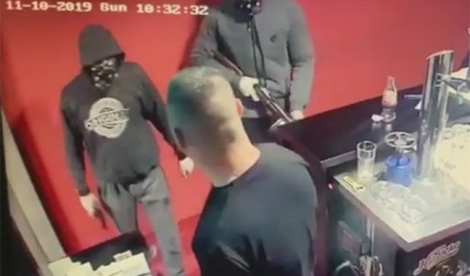 (VIDEO) NEVIĐENA PLJAČKA KOD KRUŠEVCA! Naoružani do zuba uleteli u kladionicu, dok nisu zapaucali svi mislili da je šala