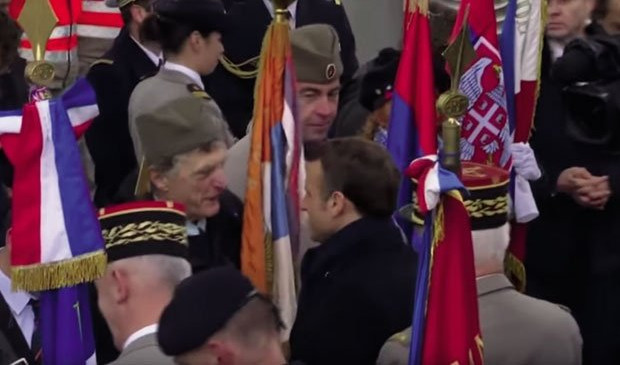 (VIDEO) MAKRON PRIŠAO PRAUNUKU VOJVODE ŽIVOJINA MIŠIĆA! POSEBNA ČAST za Srbina na ceremoniji kod Trijumfalne kapije! (FOTO)