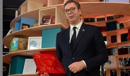 DAR PARIZU! Vučić Biblioteci mira poklonio knjigu  Serbia under the Sun
