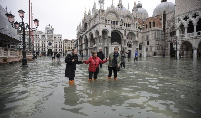 TURISTI OPET NA TRGU SVETOG MARKA!  Prete nove poplave u Veneciji!