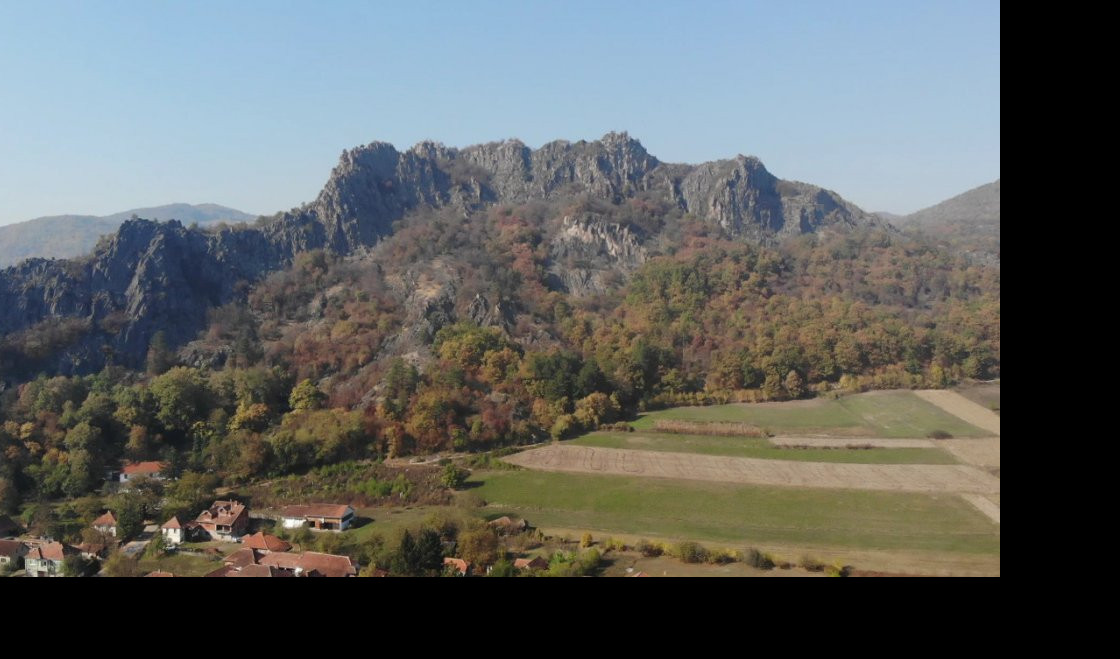 (FOTO) PRIRODNI FENOMEN U SRCU ŠUMADIJE! Nekad je bio vulkan, a sa Boračkog krša despot Stefan Lazarević mogao je da vidi pola Srbije!