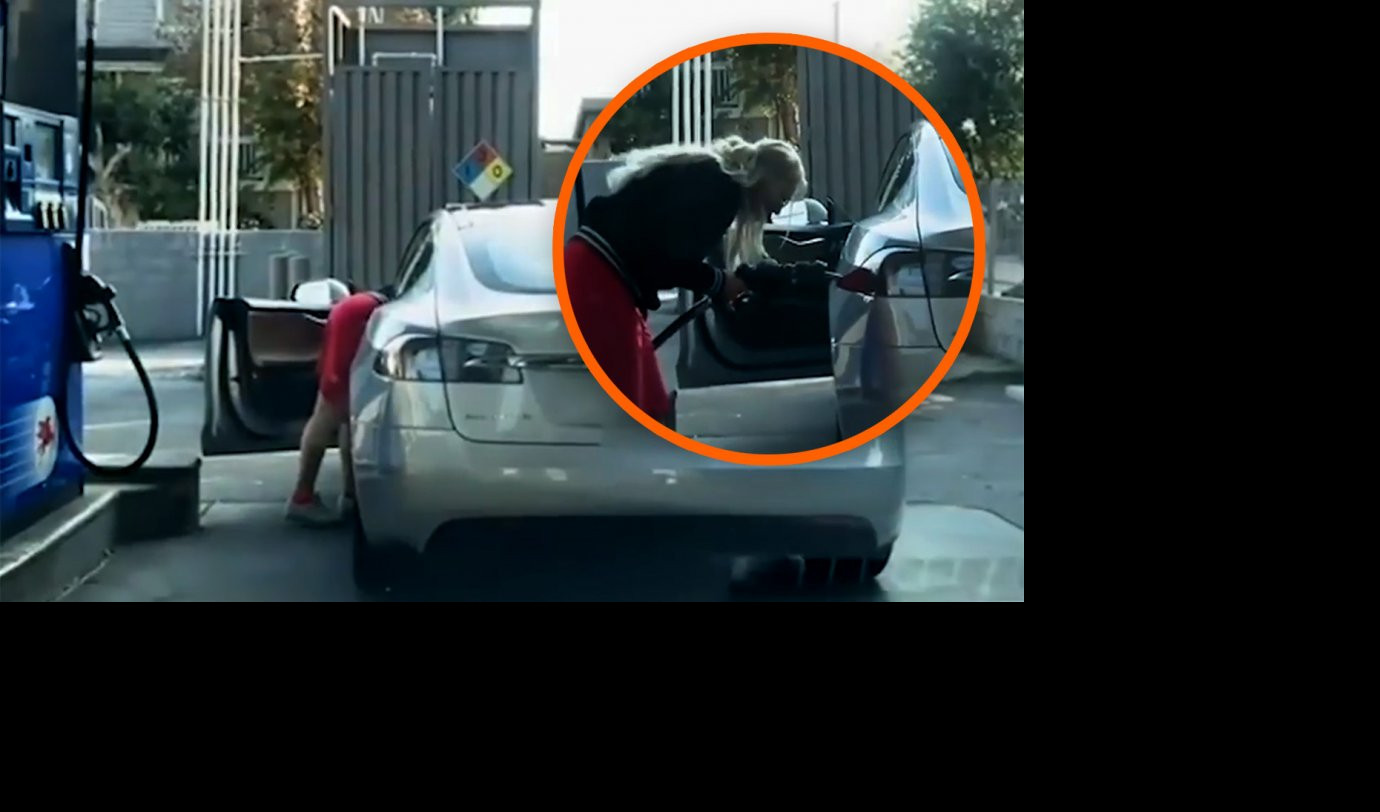 3 MINUTA CRKAVANJA OD SMEHA! Plavuša pokušala da natoči benzin u elektični auto, dva momka urlala! (Video)