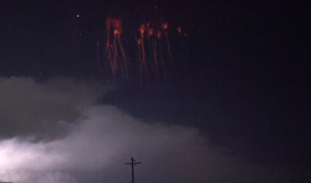 (VIDEO) RETKA POJAVA NA NEBU IZNAD ĐAKOVA! Crveni vilenjaci snimljeni meteorološkom kamerom!