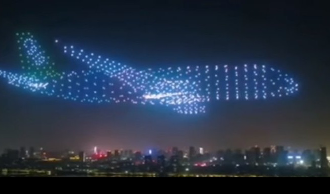 LEPŠE I OD VATROMETA! Pogledajte kako izgleda kada 800 dronova formira oblik aviona (VIDEO)