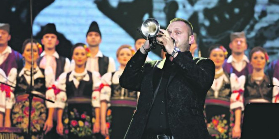 TRUBAČKA MAGIJA: Dejan Petrović napravio spektakl za pamćenje - na sceni mu se pridružile brojne kolege (VIDEO)