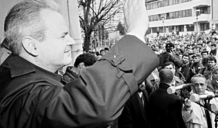 "MARIJA MU JE PRUŽILA PIŠTOLJ I DESILA SE JEDNA STRAŠNA SCENA" Toma Fila bio je pored Miloševića u trenutku hapšenja, a sada otkriva ŠTA SE TAČNO TAMO DESILO