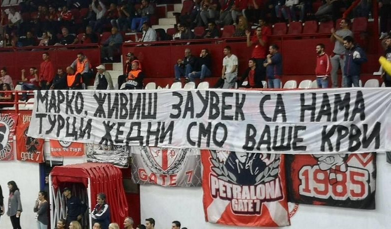 (FOTO) TURCI, ŽELIMO VAŠU KRV! Navijači Olimpijakosa poslali poruku na petogodišnjicu smrti Marka Ivkovića!