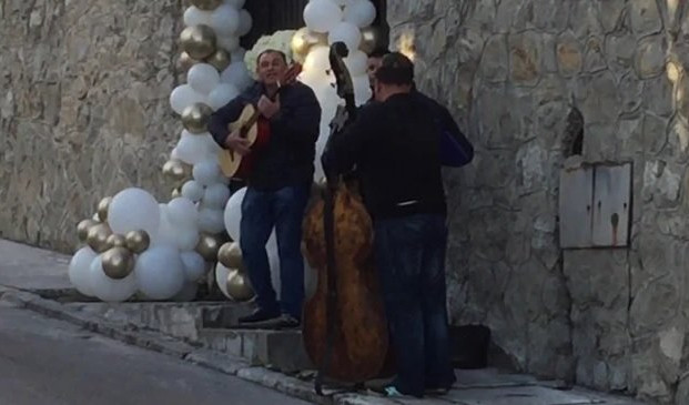 SLAVLJE JE VEĆ POČELO! Muzičari stigli ispred Cecine kuće! (FOTO/VIDEO)