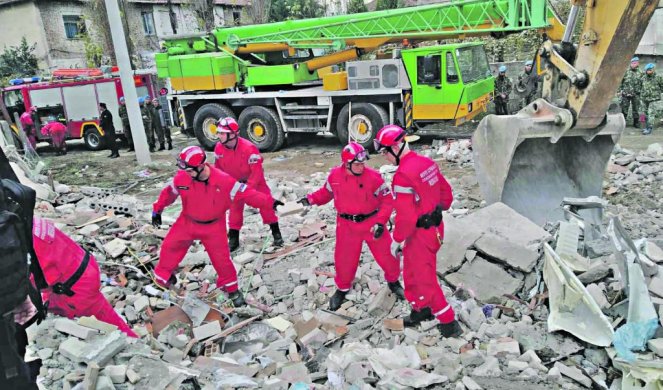 SRPSKI SPASIOCI U ALBANIJI:PREŽIVELE, NAŽALOST, NISMO NAŠLI! Posle razornog zemljotresa kod Drača spasilačke ekipe ne odustaju od potrage za preživelima