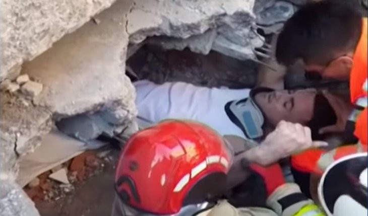 (VIDEO) ČUDO U ALBANIJI! Pogledajte potresan momenat kada je mladić posle dva dana izvučen iz ruševina!