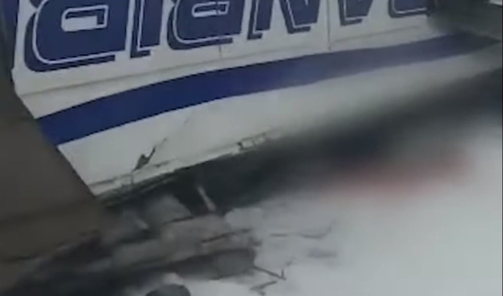 TRAGEDIJA U RUSIJI! DEVETNAEST OSOBA POGINULO, MEĐU NJIMA I DVOJE DECE! Autobus se survao u zaleđenu reku! (VIDEO)