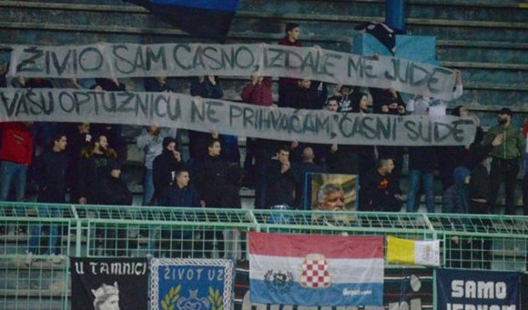 NEMAJU NIMALO OBRAZA! Hrvati vređali Srbe u Mostaru, igrači Zvijezde napustili teren zbog spornog transparenta!