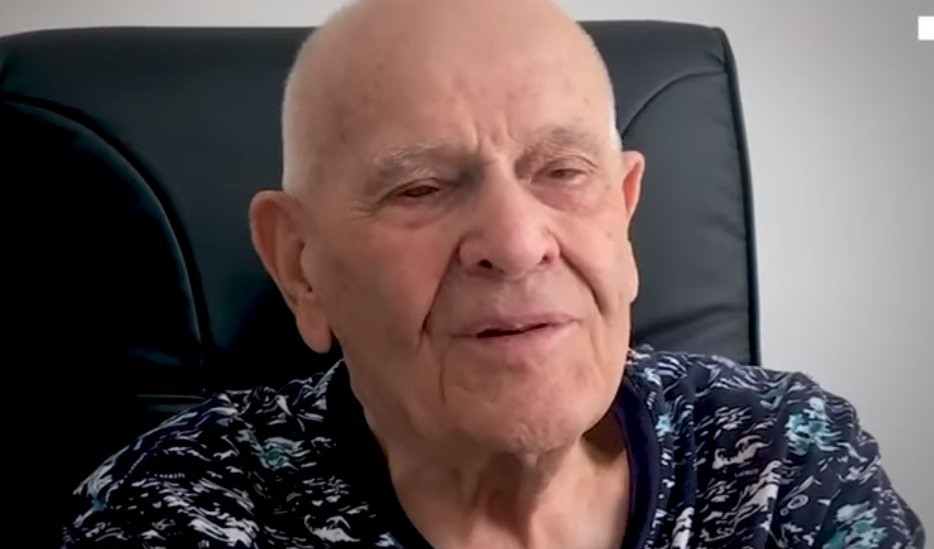 ON JE ČUDO! SA 98. GODINA LEČI LJUDE, I TO BEZ NAOČARA! Čak je i sina ispratio u penziju, a pacijenti čekaju u redu da IH PREGLEDA! (VIDEO)