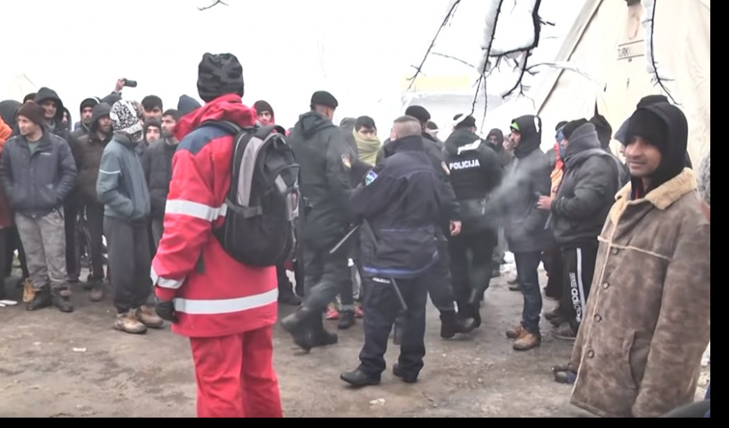 (VIDEO) DRAMA U KAMPU VUČJAK, MIGRANTI NAPALI POLICIJU! Doneli im drva za zimu, a onda je POČEO HAOS!