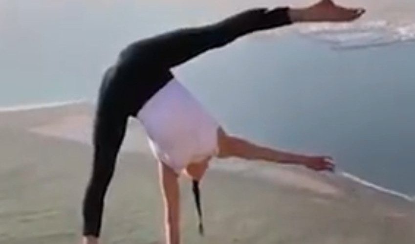 OVO NE MOŽE SVAKO! Devojka radi jogu na ivici provalije (Video)