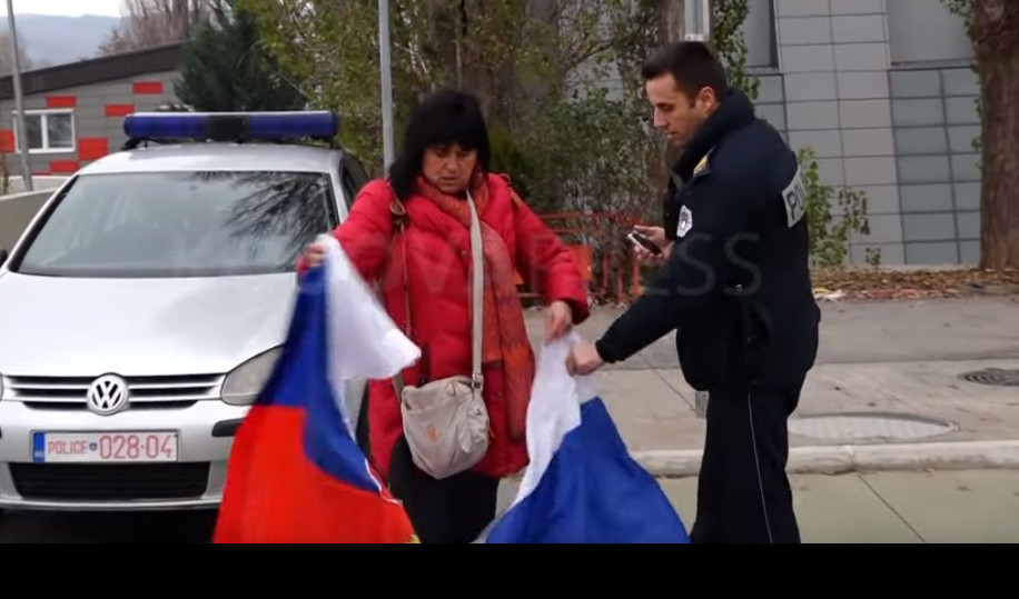 (VIDEO) ŠIPTARSKI POLICAJAC OTIMAO SRPKINJI ZASTAVU IZ RUKE, VUKAO JE... Iživljavanje u Kosovskoj Mitrovici! Žena krenula na GROB RODITELJA, pa doživela BRUTALNO MALTRETIRANJE!