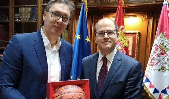 GENERALNI SEKRETAR FIBA VUČIĆU POKLONIO LOPTU SA SP i zahvalio se predsedniku Srbije (FOTO)