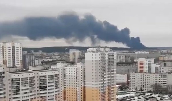 (VIDEO) STRAŠAN POŽAR U RUSIJI! Gori fabrika boja i lakova, ima povređenih, 70 vatrogasaca bori se sa vatrom!