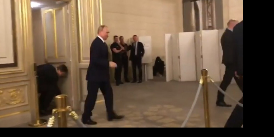 (VIDEO) PUTIN SNIMLJEN KAKO IZLAZI IZ TOALETA JELISEJSKE PALATE, jedna stvar šokirala je zapadne medije, ali i stručnjake za bezbednost!