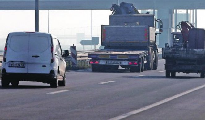 AMSS UPOZOROVA: Oprez u vožnji, kolovozi posle ledenih dana prljavi i masni od soli