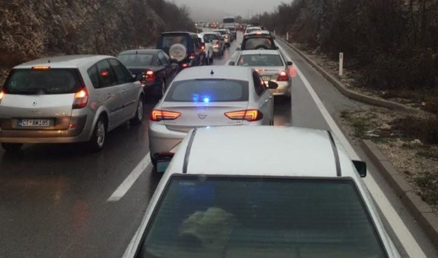 KILOMETARSKE KOLONE U PRAVCU NIKŠIĆA, reke naroda slivaju se ka Sabornom hramu gde su izložene mošti Svetog Vasilija Ostroškog!