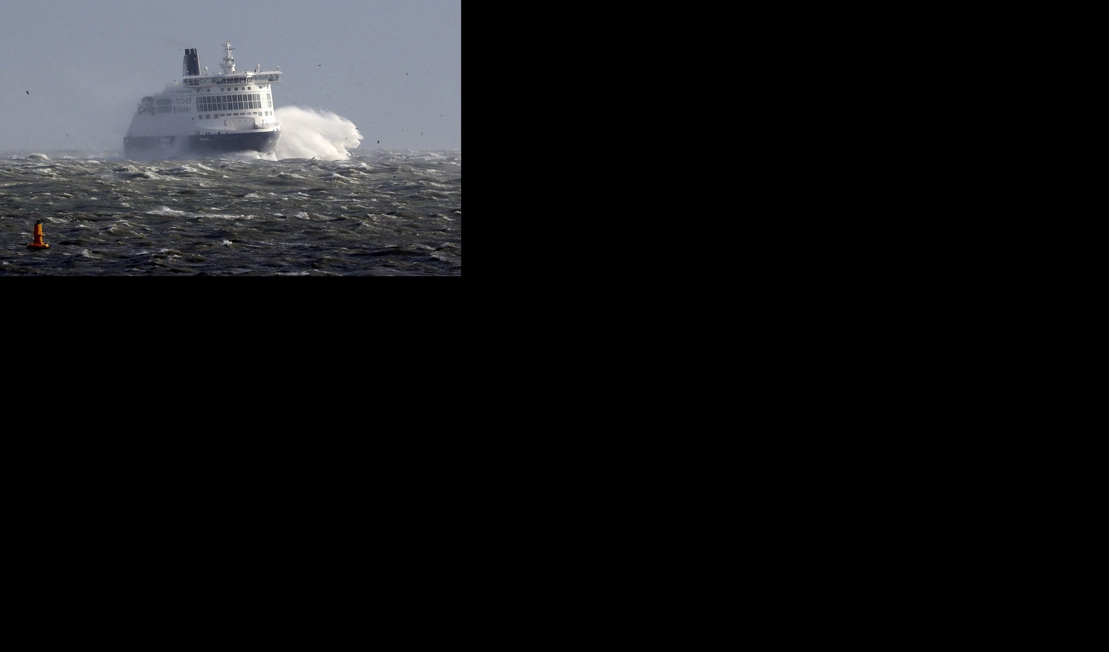 (VIDEO) STRAŠNO NEVREME U KEFALONIJI! Autobomil pao s trajekta u more, ženu izvukli u poslednjem momentu!