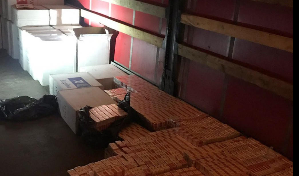 USPEŠNA AKCIJA POLICIJE! Hapšenje u Šimanovcima, pronađeno 38.000 paklica cigareta