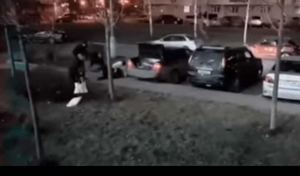 (UZNEMIRUJUĆ VIDEO) UŽAS U RUSIJI! Huligani pretukli MMA borca, nisu poštedeli ni njegovu devojku!