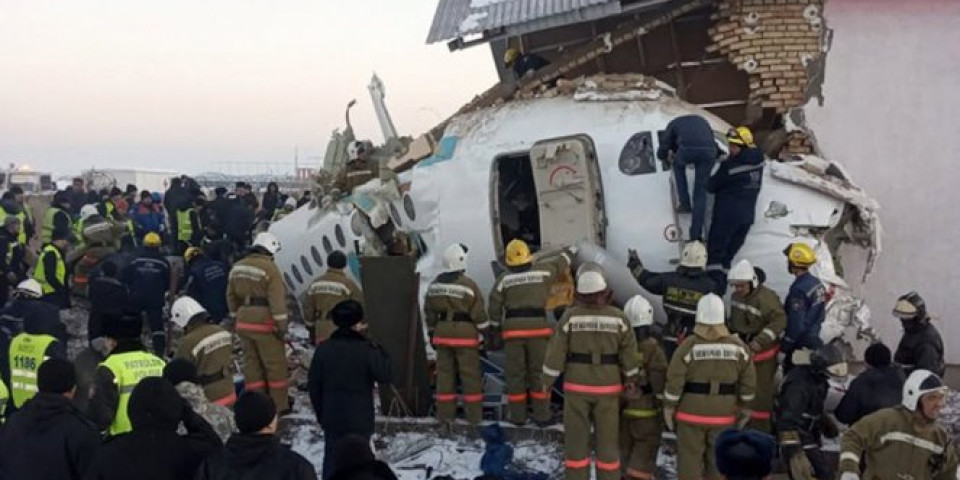 (FOTO) STRAVIČNI PRIZORI NA MESTU NESREĆE U KAZAHSTANU! Avion udario u ZGRADU, spasioci izvlače ljude iz ruševina!