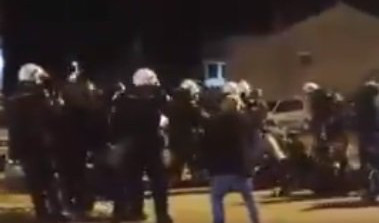 OVAKO CRNOGORSKA POLICIJA BRUTALNO TUČE VERNIKE! U punoj opremi udaraju goloruki narod ispred crkve! (VIDEO)