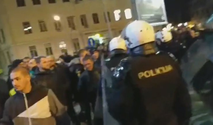 (VIDEO) U NIKŠIĆU SUKOB POLICIJE I GRAĐANA! Uhapšen funkcioner NSD Marko Kovačević ZBOG SRPSKE TROBOJKE!