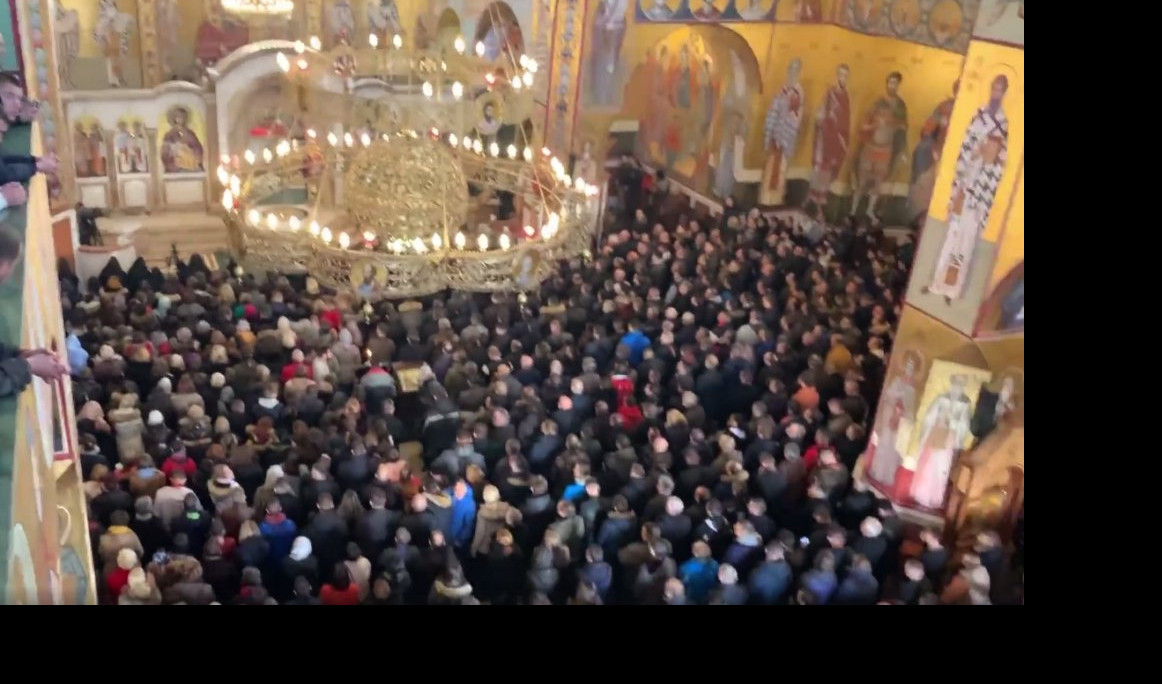 TAKO SE BRANE SRPSKE SVETINJE! Prepun hram Hristovog Vaskrsenja u Podgorici - NAROD NE DA SVOJU CRKVU! (VIDEO)