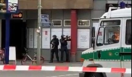 PUCNJAVA U BERLINU! Pokušao oružanu pljačku, pa pobegao! Ček point Čarli POD POLICIJSKOM OPSADOM! (VIDEO)