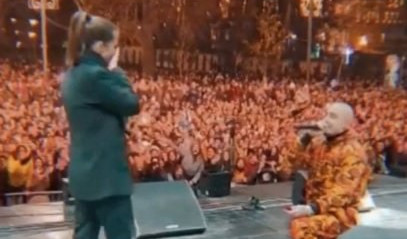 PEVAČ ZAPROSIO NOVINARKU! Ispred skupštine na nastupu, pred hiljadama ljudi, reper KLEKNUO - ona se tresla, rekla DA! (VIDEO)
