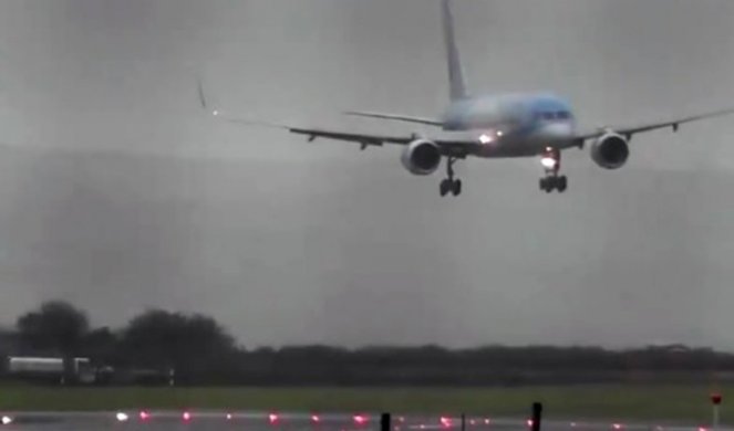 (VIDEO) OVAJ NIJE NORMALAN! Pogledajte kako je pilot pokušao da spusti avion na pistu DOK OKO NJEGA BESNI OLUJČINA! Putnici se već pozdravili s životom!