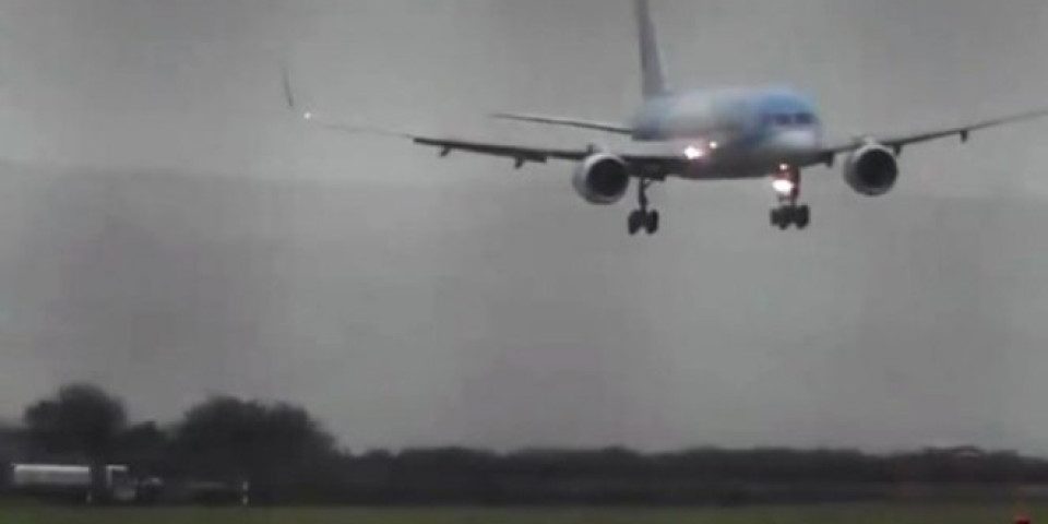 (VIDEO) OVAJ NIJE NORMALAN! Pogledajte kako je pilot pokušao da spusti avion na pistu DOK OKO NJEGA BESNI OLUJČINA! Putnici se već pozdravili s životom!
