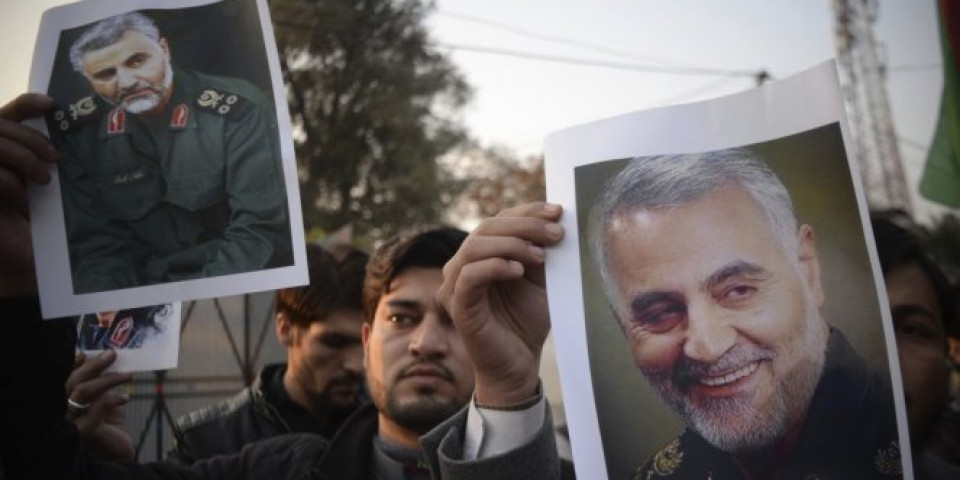 (FOTO/VIDEO) IRAN NA NOGAMA, masovni protesti u Teheranu zbog UBISTVA GENERALA SULEJMANIJA!