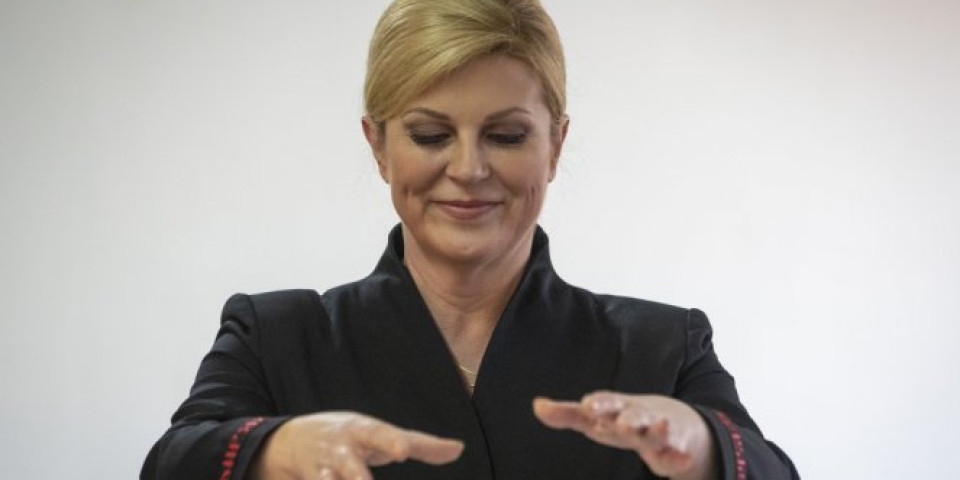 KOLINDA GLASALA, PA POČELA DA BAJE IZNAG KUTIJE! Aktuelna hrvatska predsednica nasmejala Hrvate i na dan izbora!