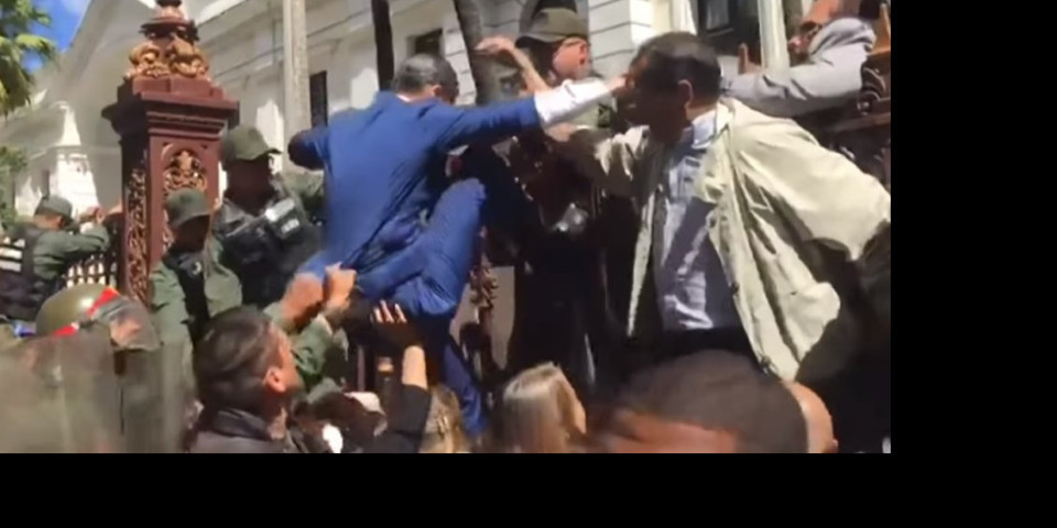HAOS U VENECUELI! Gvaido preskakao kapiju da uđe u parlament, pa se ispred zgrade proglasio predsednikom! (VIDEO)