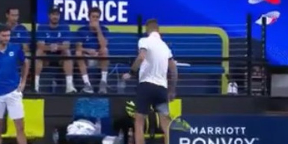 DUŠAN IZBEZUMIO PERA! Francuski teniser DIVLJAČKI POLOMIO REKET, totalno odlepio, jedva su ga smirili (VIDEO)
