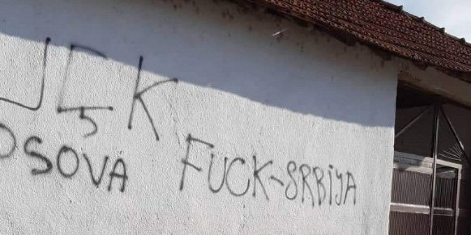 ŠIPTARI  NASTAVLJAJU DA TERORIŠU SRBE! U božićnoij noći u Pasjanu osvanuli antisrpski grafiti, stanovnici uznemireni! (FOTO)