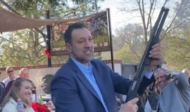 (VIDEO) BOŽIĆNA TRADICIJA! Divac odveo sina i ženu da pucaju iz sačmare, pa se PRESTRAVIO!