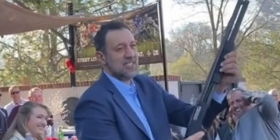 (VIDEO) BOŽIĆNA TRADICIJA! Divac odveo sina i ženu da pucaju iz sačmare, pa se PRESTRAVIO!