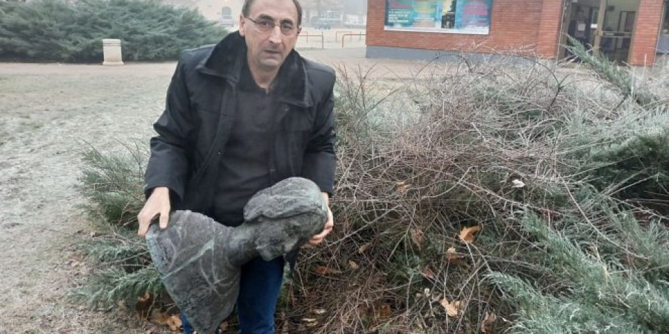 (FOTO) OSKRNAVLJENA "SRPKINJA"! Vandali na Božić srušili spomenik poznatoj srpskoj pesnikinji!