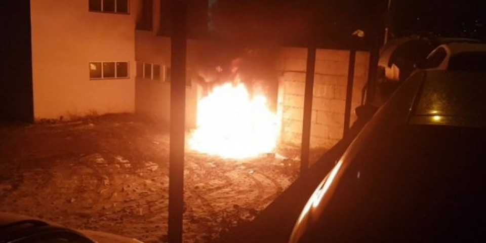 ZAPALJEN AUTOMOBIL SLAVKA SIMIĆA U LEPOSAVIĆU! Eksplozija uznemirila stanare! (FOTO/VIDEO)