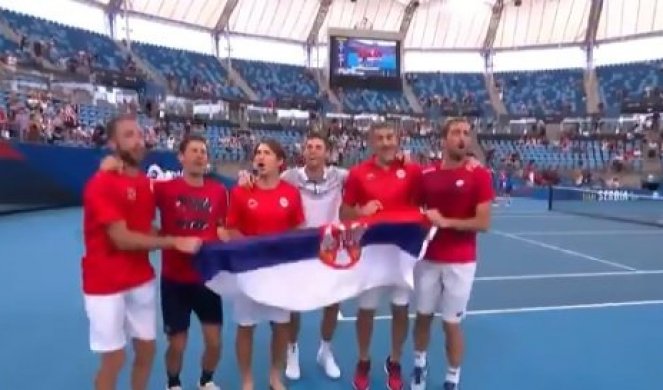 (VIDEO) SRBIJA DO AUSTRALIJE! Nole poveo navijanje, svi su kao u transu pevali DOBRO POZNATU PESMU!