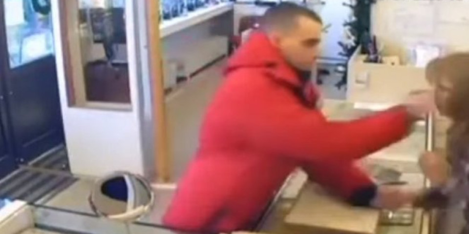 (HIT VIDEO) Lopov upao u zlataru u Novom Sadu, a kad je krenuo na vrata - HAOS!